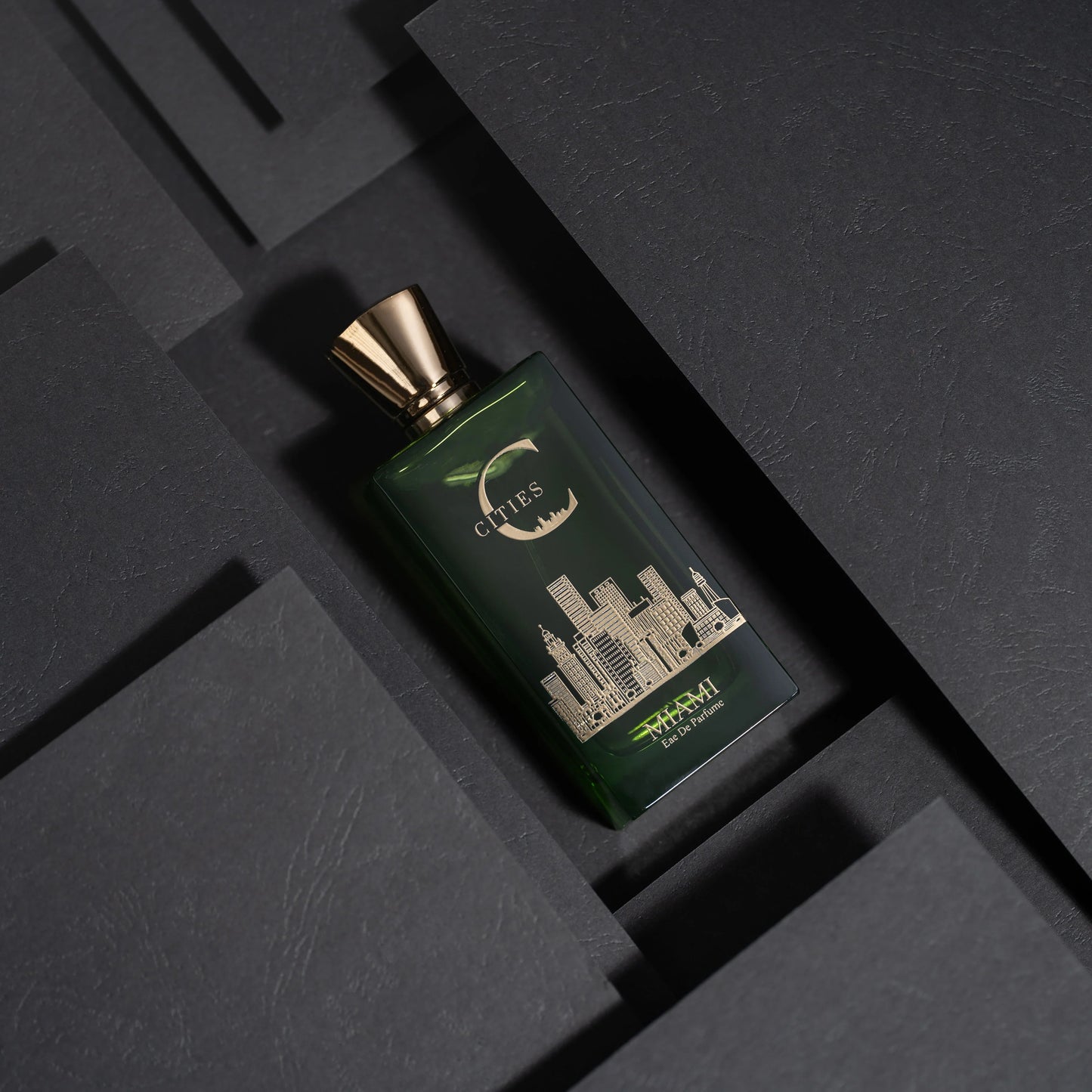 زجاجة عطر ميامي بروائح الجلد و التوت